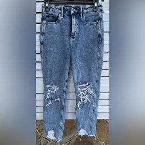 Hollister Ultra High Rise  Mom Jeans.   Waist is 26.   Length is 27